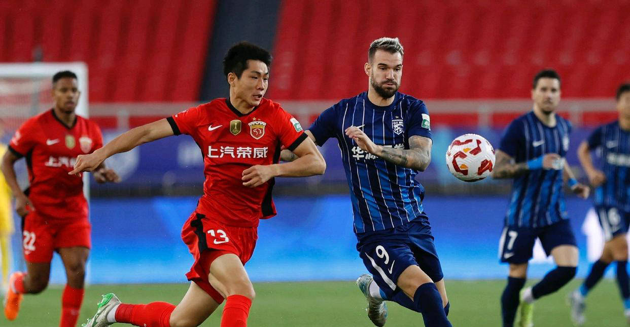 关于上海海港战胜广州恒大，稳占榜首位置的信息