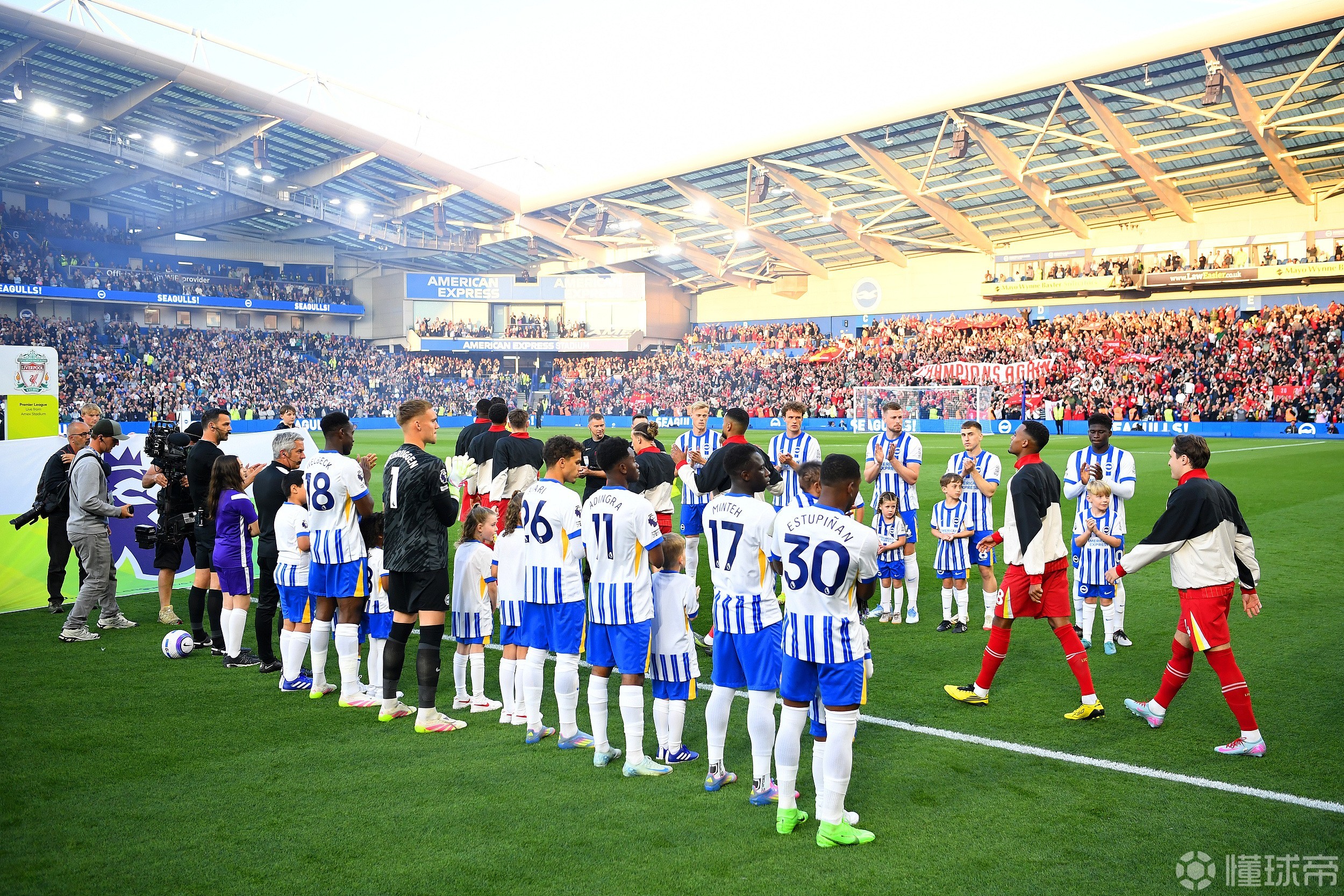 利物浦主场大捷，球员赛后激动庆祝胜利，的话分析论坛下载那么一般.